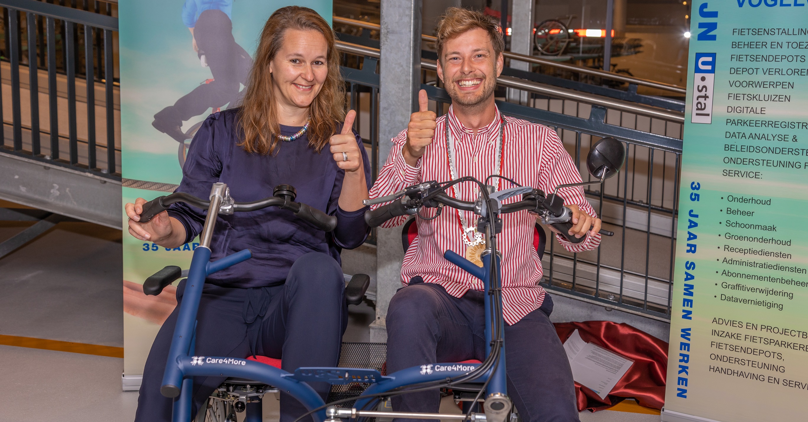 Wethouder Rachel Streefland en fietsburgemeester Jelle Bakker op de U-Stal Duofiets.